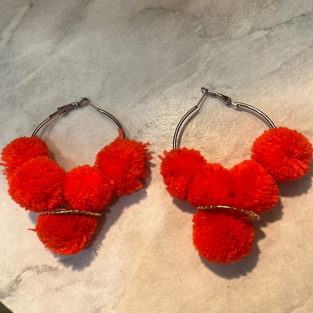 Earrings pom pom orange color